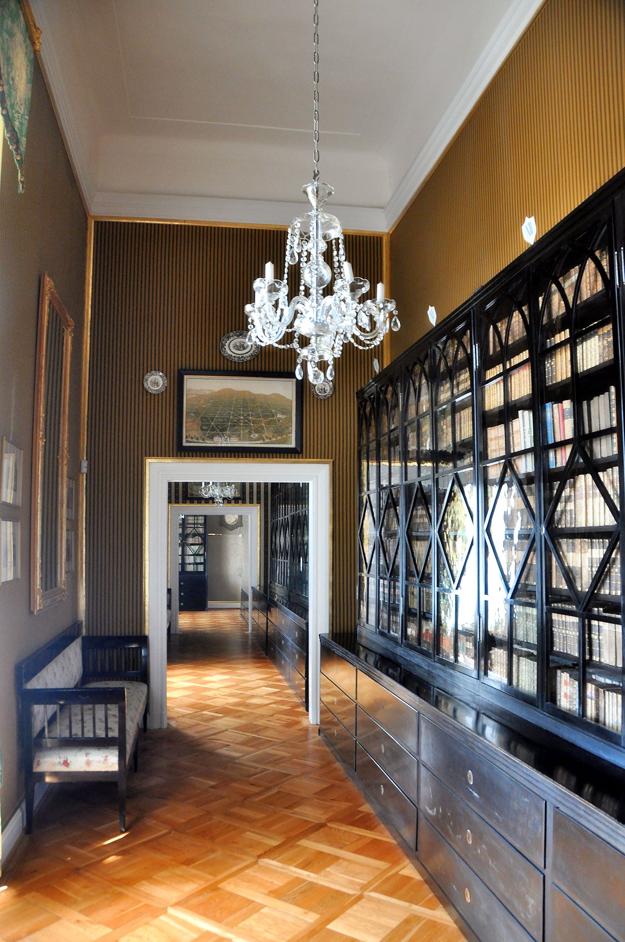 Über vier Räume erstreckt sich die viele tausende Bände umfassende Schlossbibliothek deutscher, französischer und polnischer Literatur ab dem 17. Jhdt. Bedeutsam sind die hier verwahrten Pläne der Schlossumbauten.