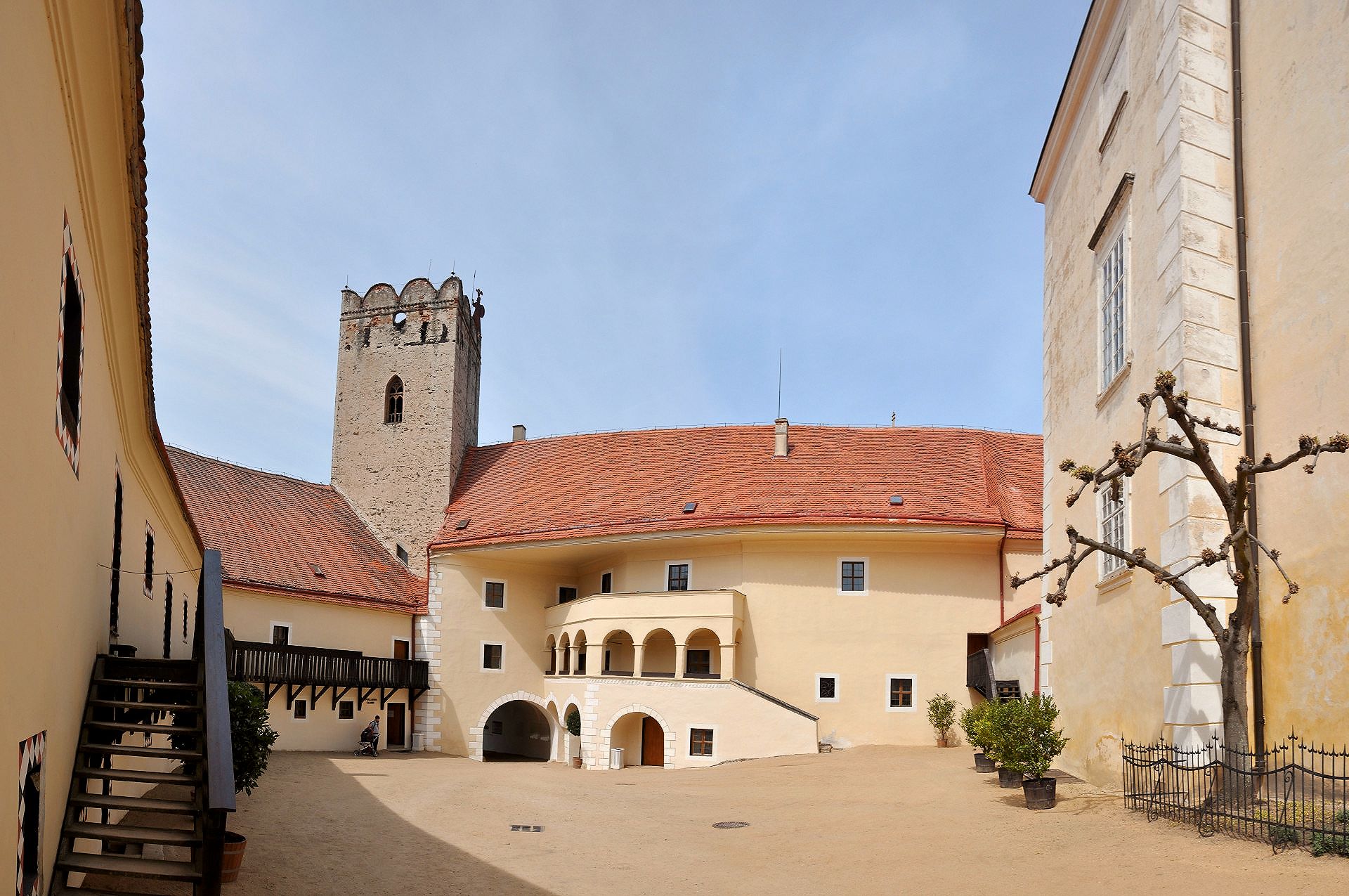 Der erste Hof von Schloss Frain, der mittelalterliche Burghof