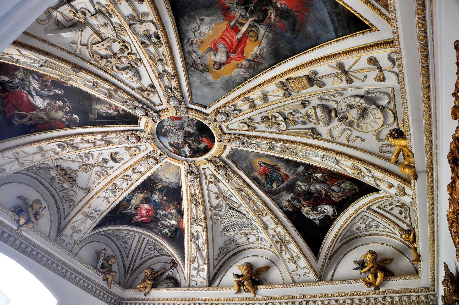 Szenen der Heilsgeschichte schmücken die Decke der Schlosskapelle.