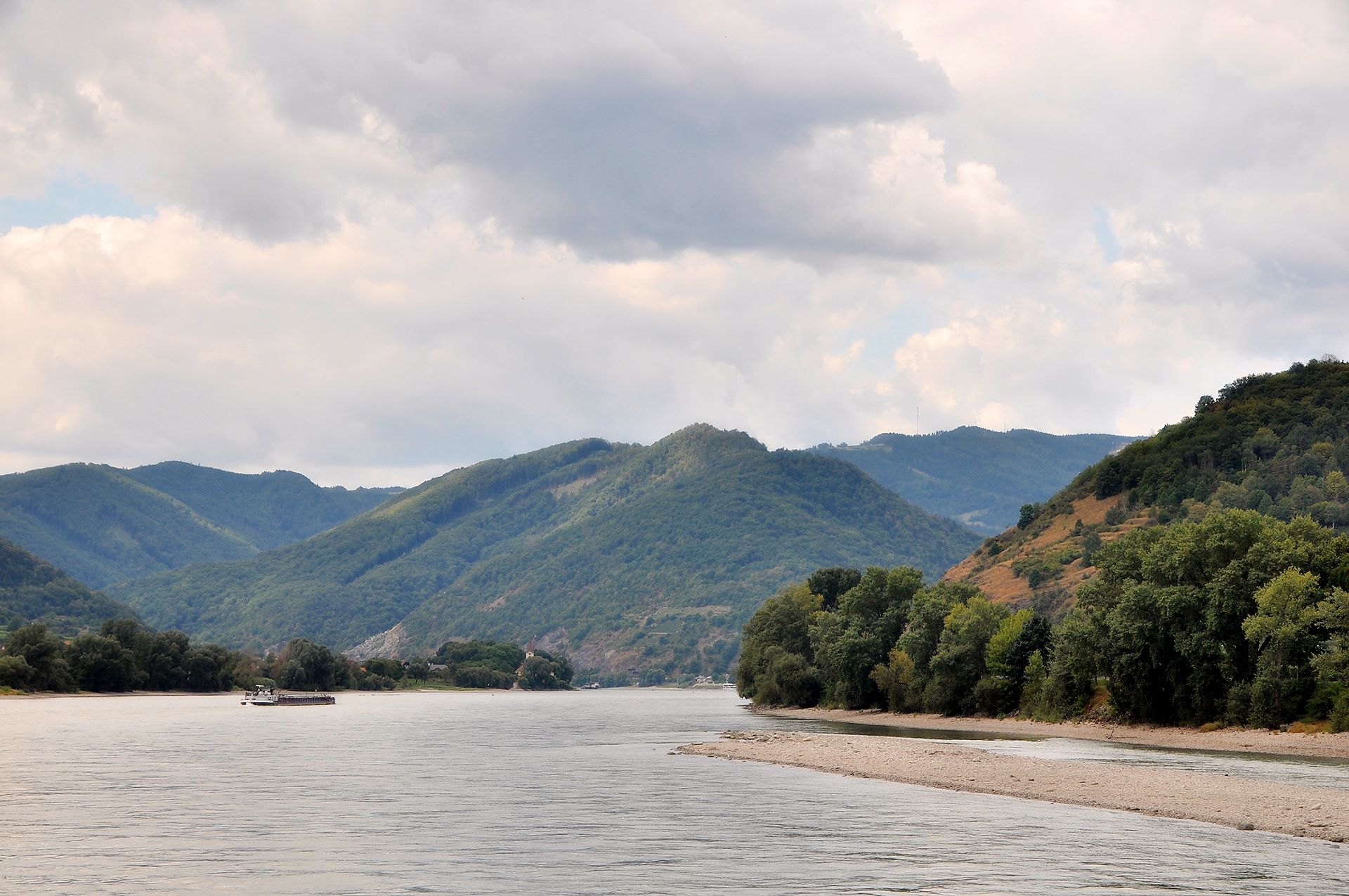 Die sonst durch Kraftwerke gebändigte Donau findet in der Wachau eine ihrer wenigen Freifließstrecken.