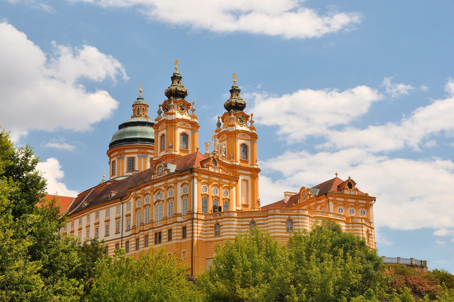 Vom Niveau der Donau aus gesehen steht das Benediktinerkloster imposant auf einer felsigen Erhebung