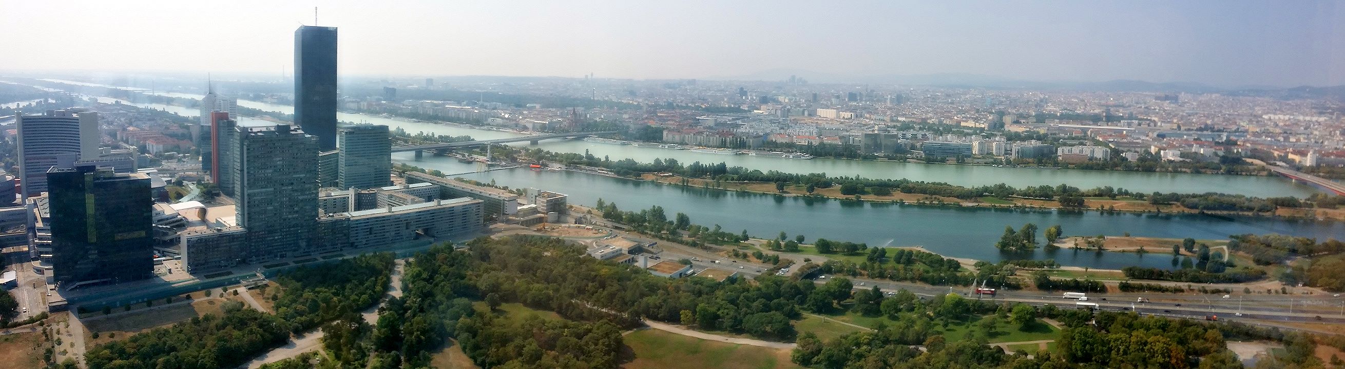 Hinten liegt Wien, davor der Donaustrom, durch die 21 km lange als Naherholungsgebiet dienende Donauinsel von der Neuen Donau getrennt, die nur bei Hochwassergefahr durchströmt wird.