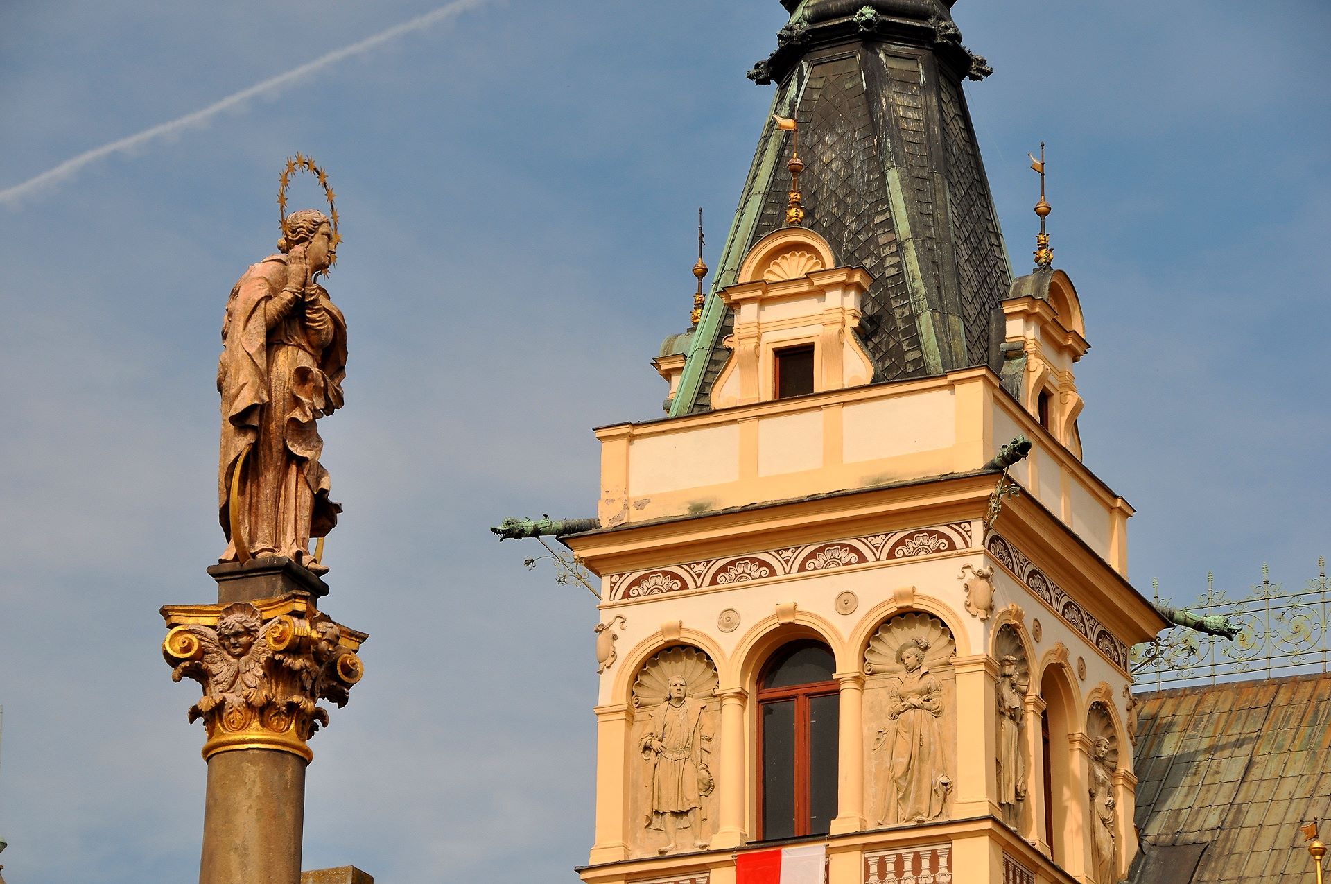 Rathausturm und Pestsäule von Pardubice