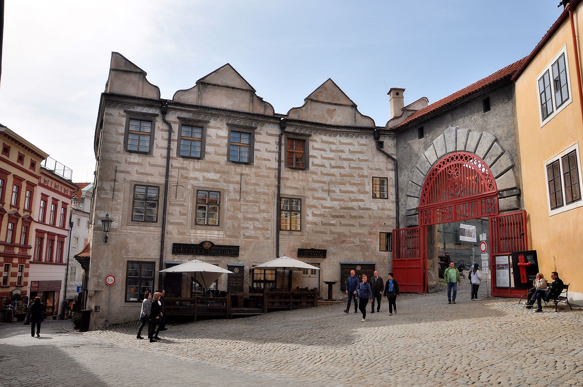 Das Rote Tor, Zugang zum ersten Burghof