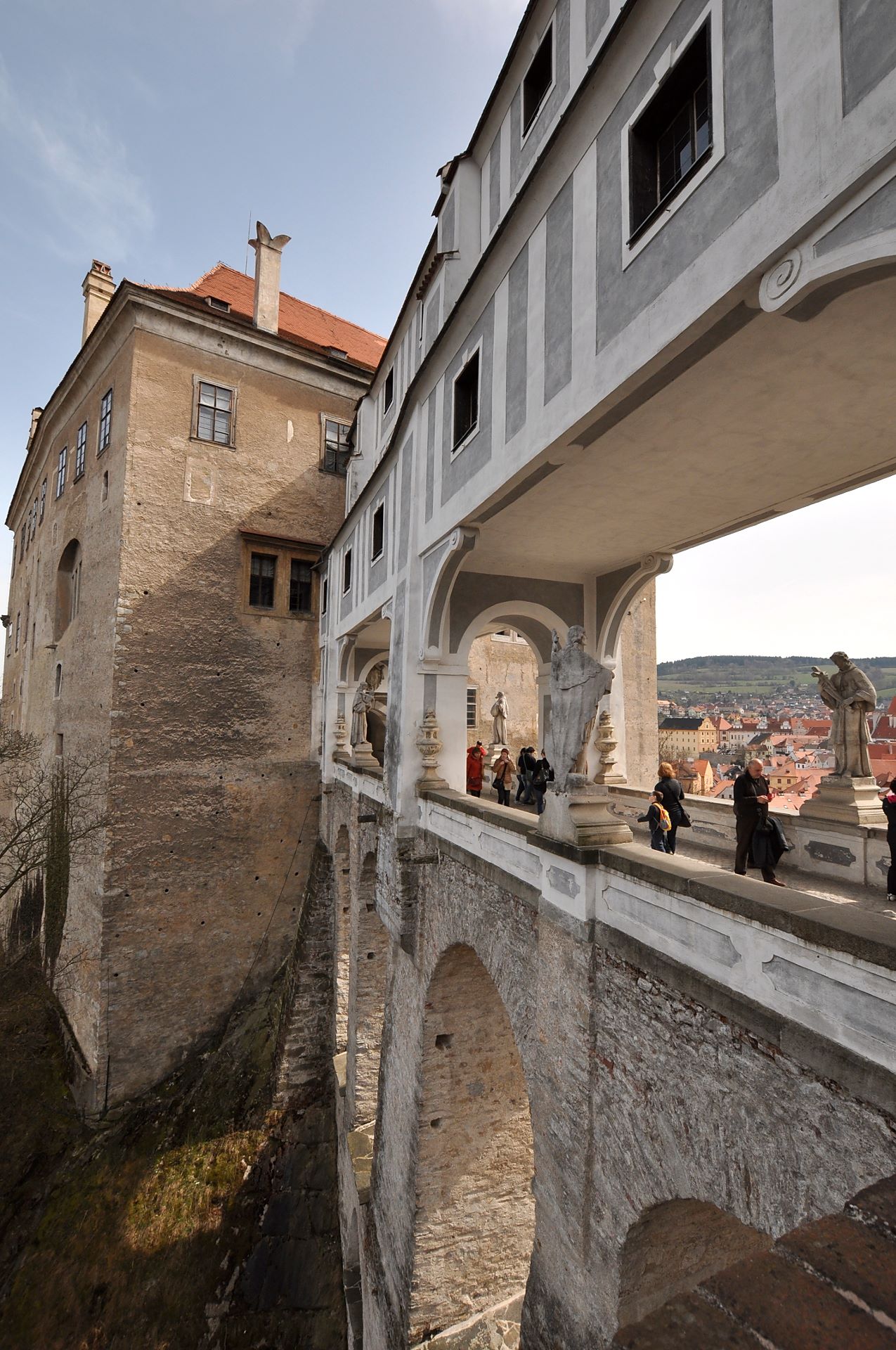 Die Mantelbrücke überspannt den Burggraben und verbindet die Burg des 16. Jhdts. mit  den Zubauten aus der Barockzeit