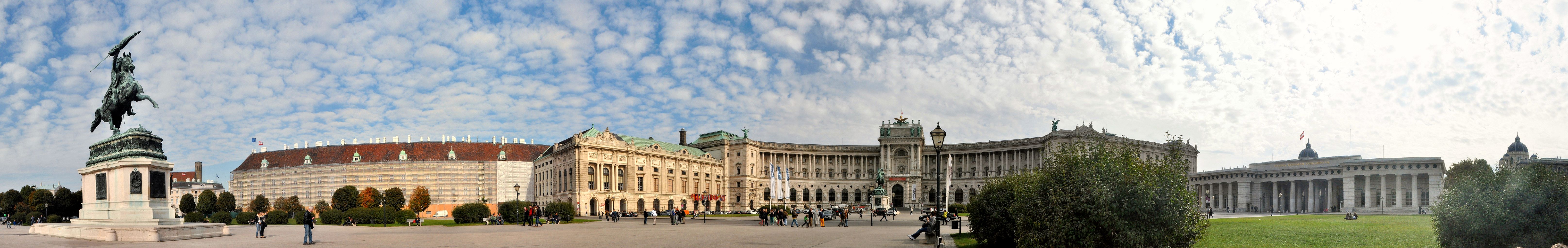 Der Heldenplatz vor der Hofburg, der von Semper geplante Flügel der Neuen Burg sollte Teil des erdachten Kaiserforums sein