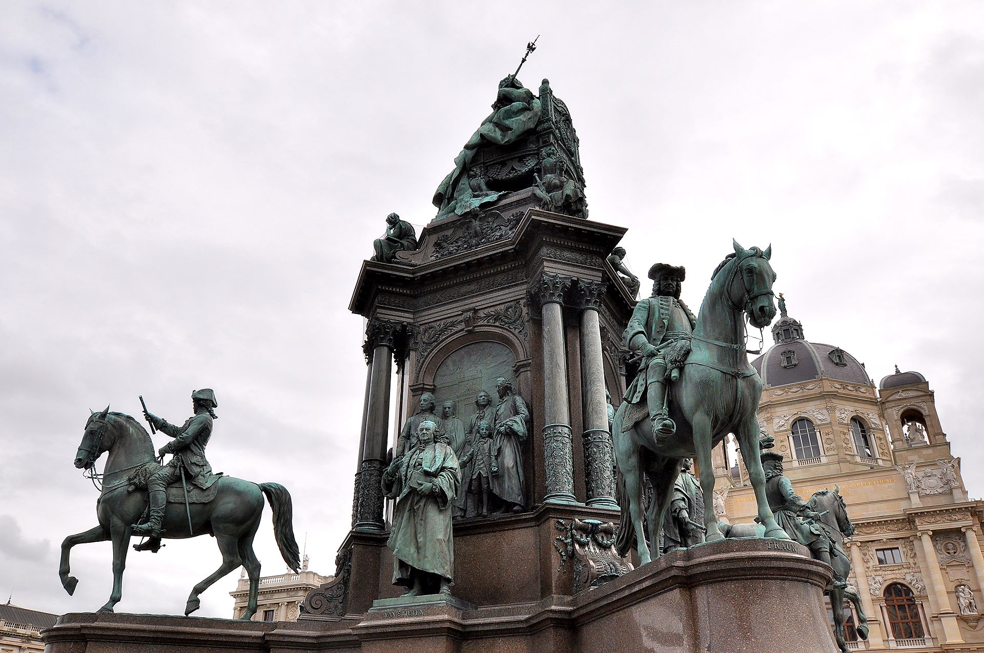 Das mächtige Denkmal zu Ehren Kaiserin Maria Theresias, auf dieser Seite der Arzt und Mäzen Van Swieten mit u.a. den Musikern Gluck, Haydn und Mozart