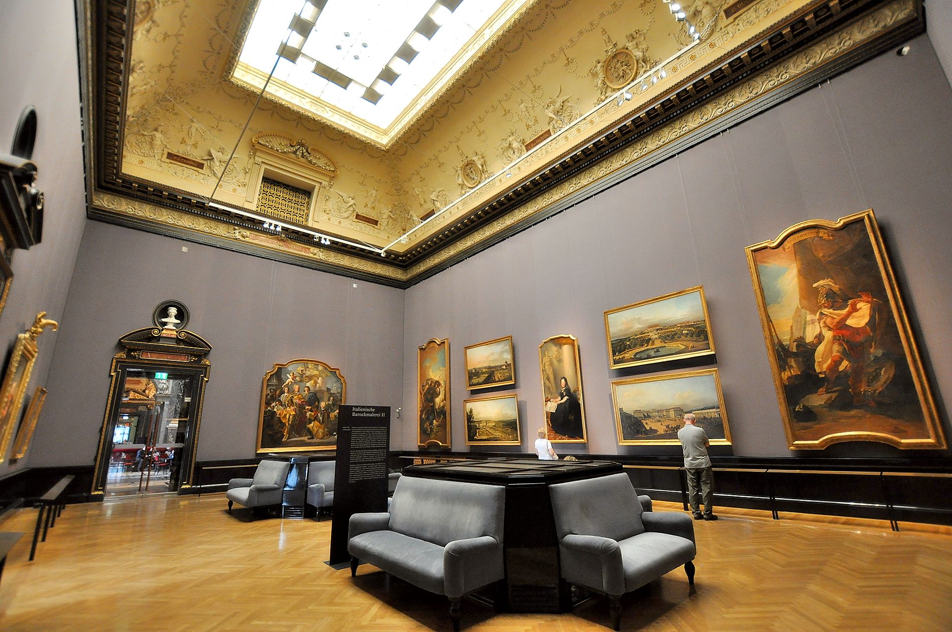 Saal mit Bildern Canalettos