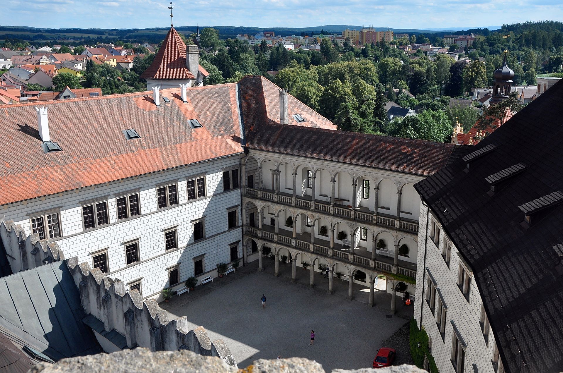 Dritter Schlosshof von Jindřichův Hradec vom Bergfried aus gesehen