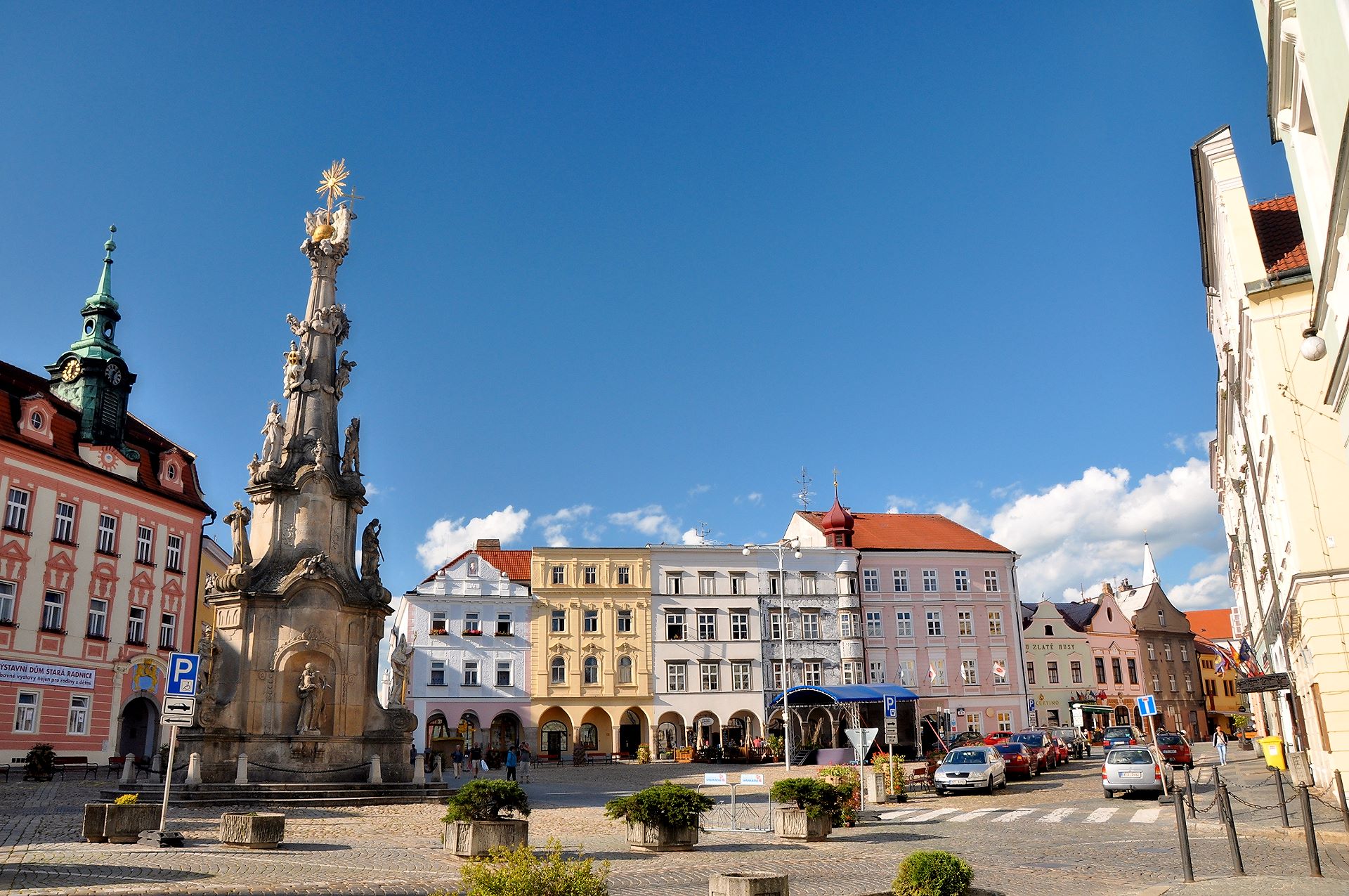 Hauptplatz von Jindřichův Hradec mit barocker Pestsäule