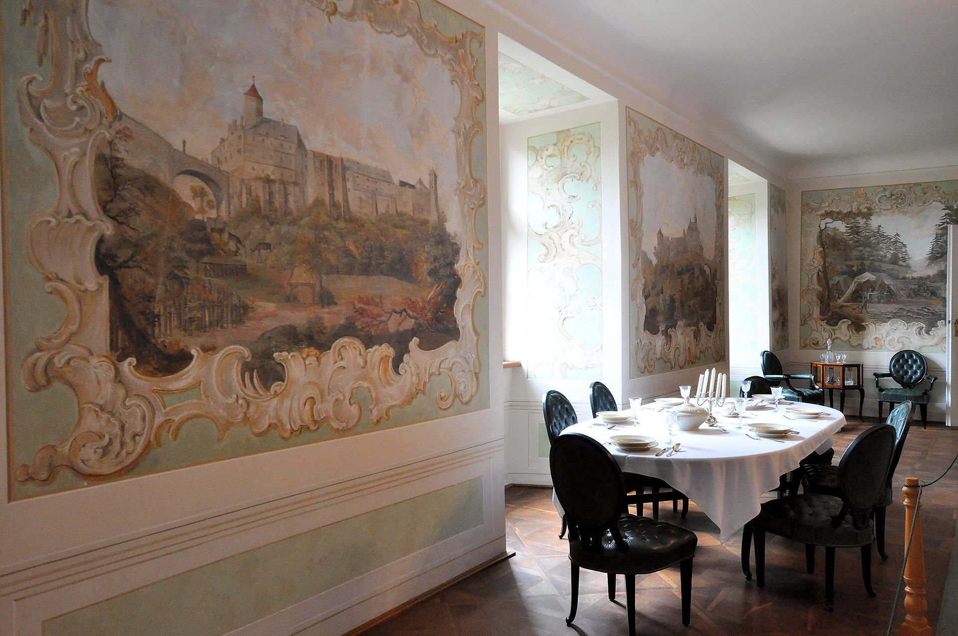 Speisesaal mit frisch restaurierten Fresken, die Ansichten der Burg Veveří zeigen