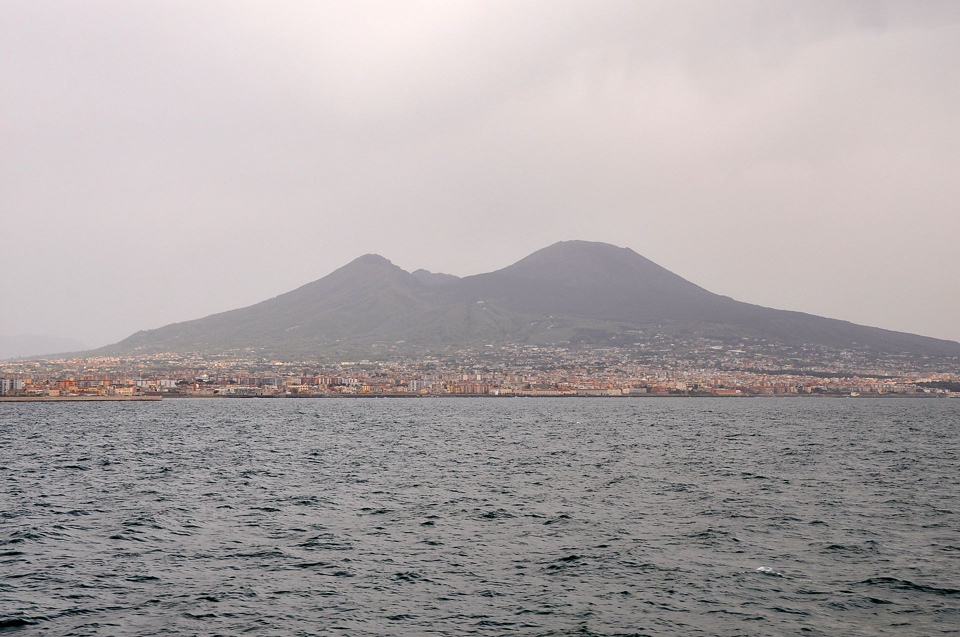 Lange ist der Vesuv über dem Golf von Neapel sichtbar