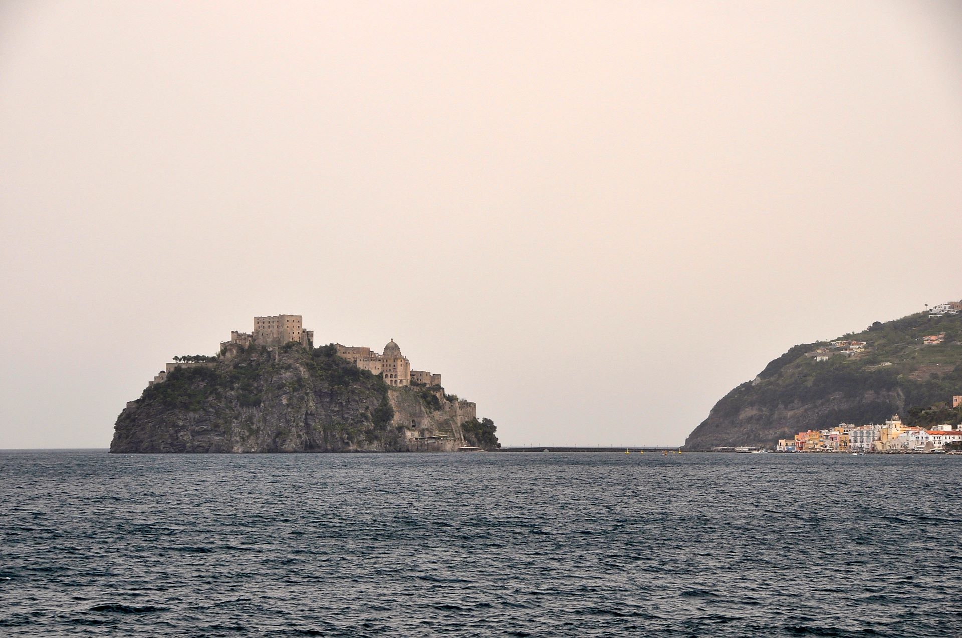 Beeindruckend schon vom Meer her, das Castello Aragonese
