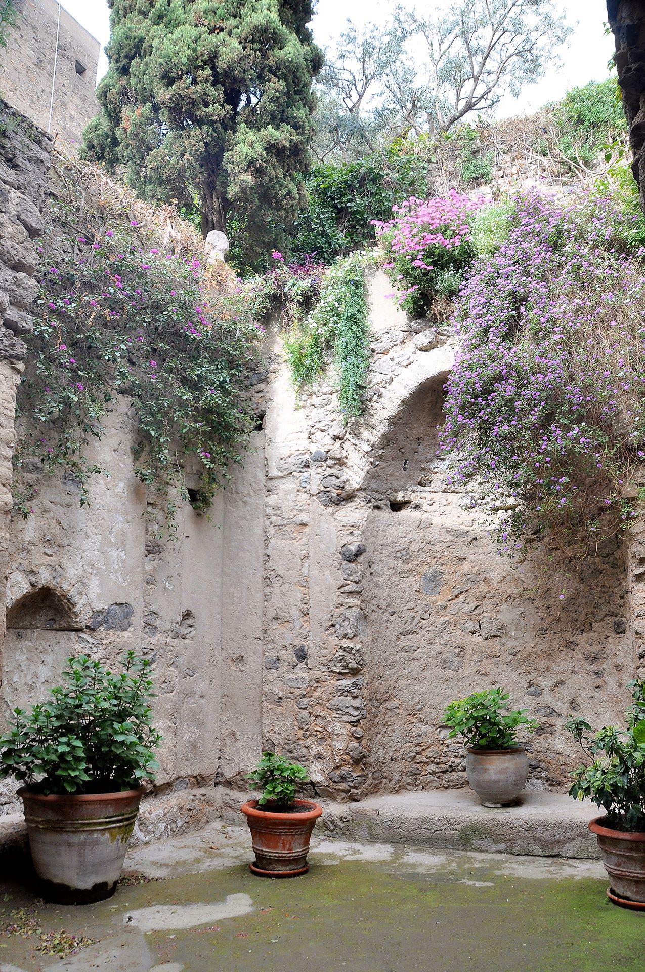 Reste des Klarissenklosters im Castello Aragonese