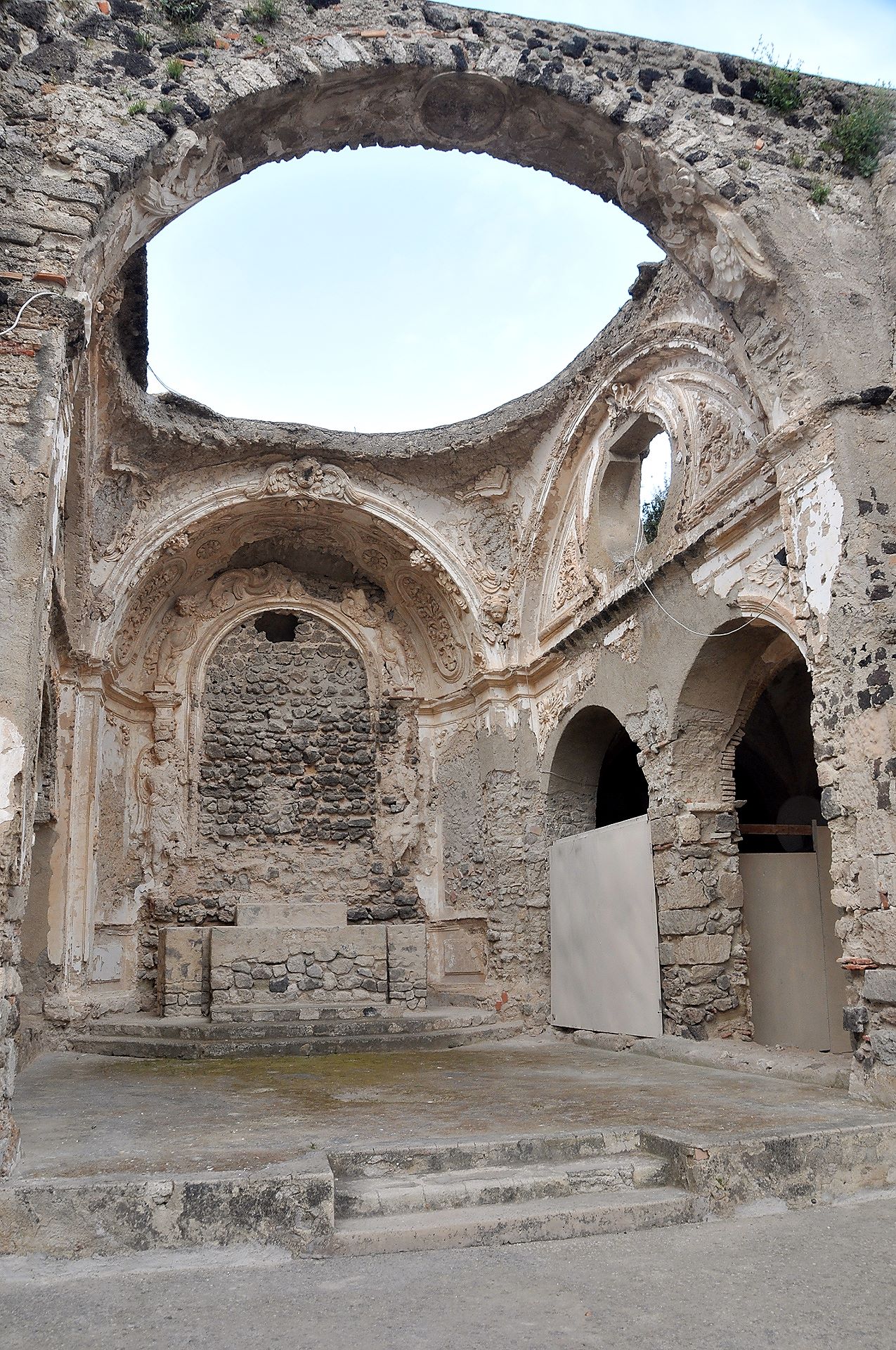 Reste der Kathedrale im Castello Aragonese
