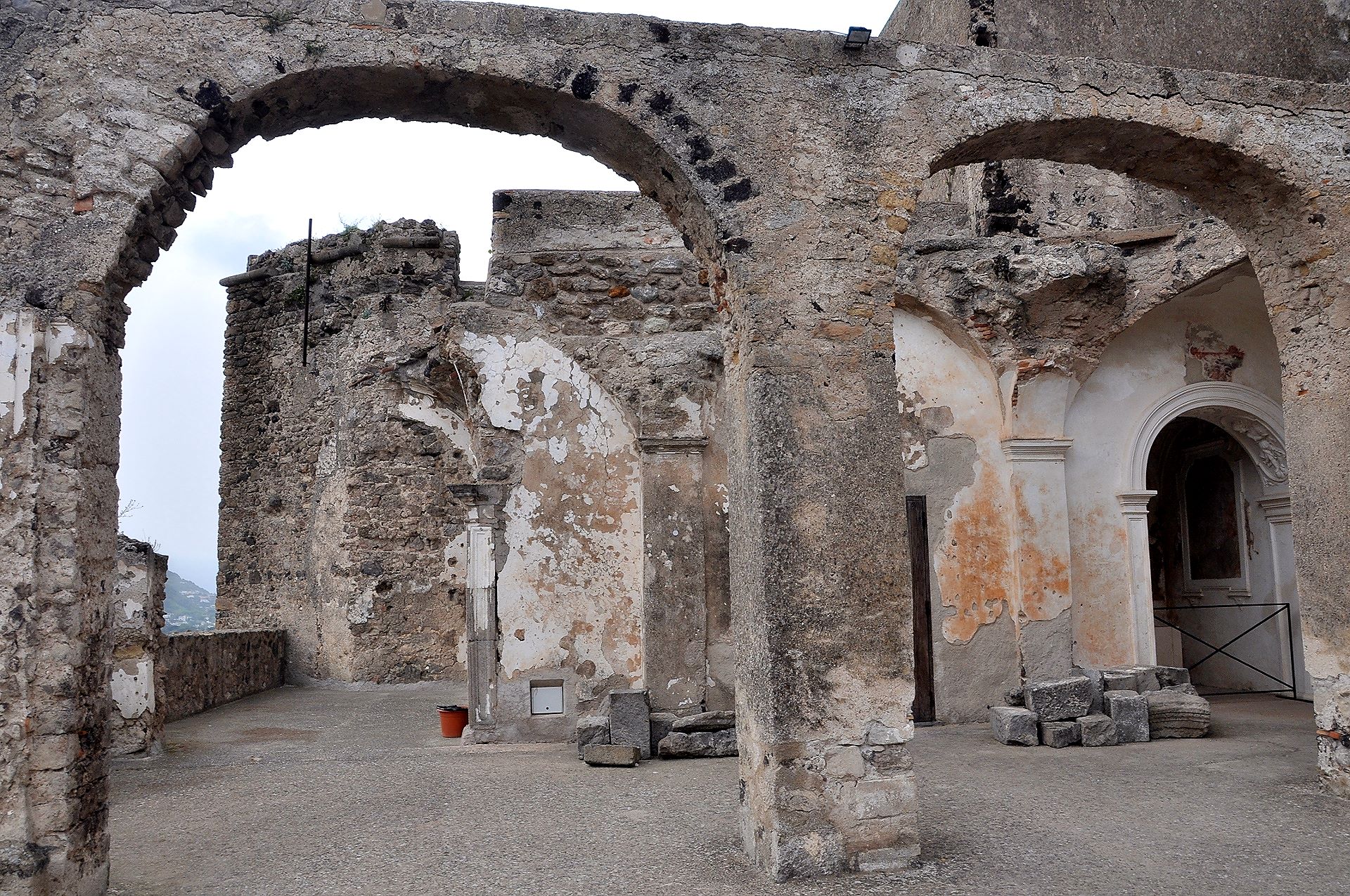 Reste der Kathedrale im Castello Aragonese