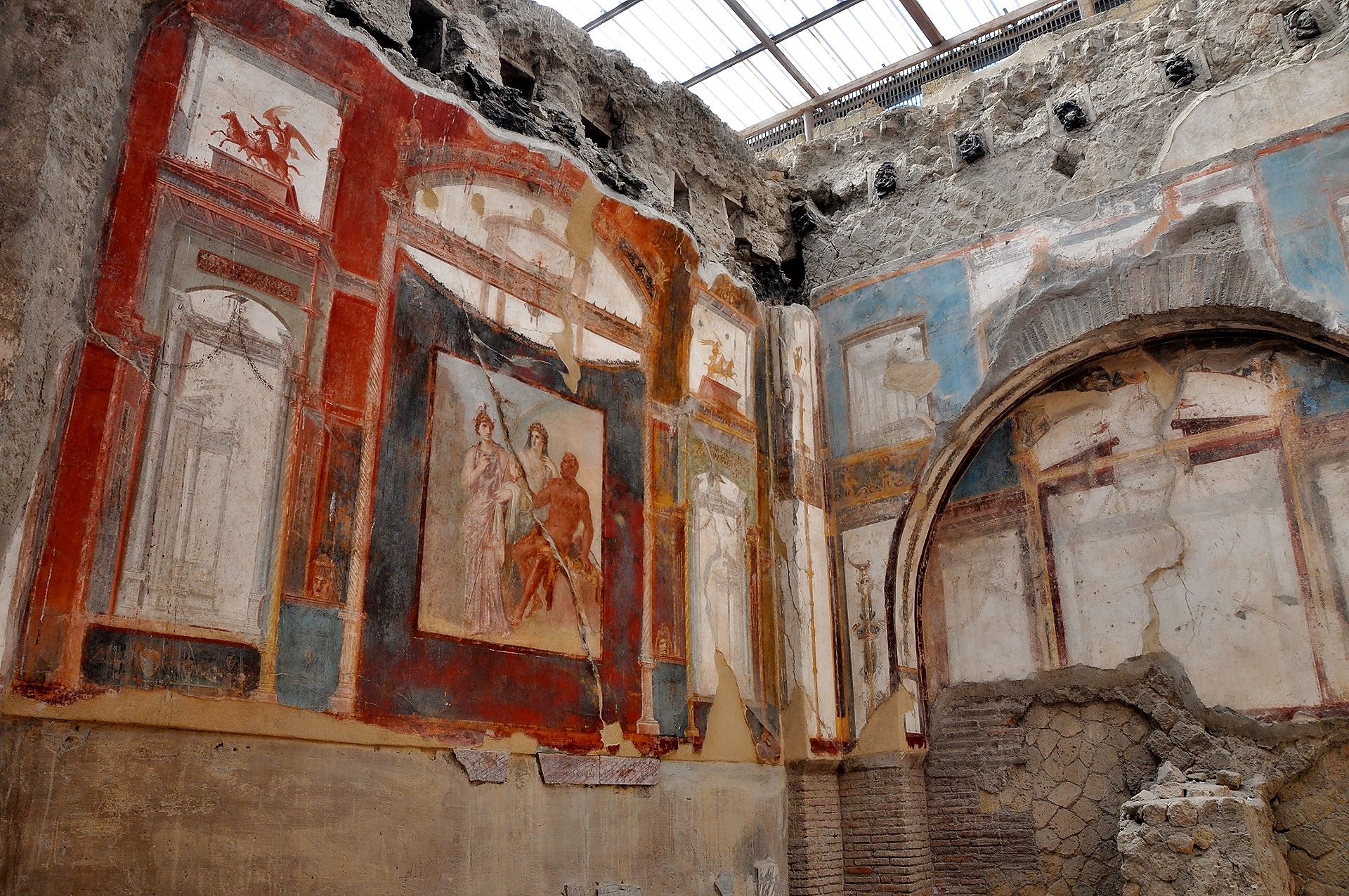 Prächtige Wanddekorationen finden sich vielfach in Herculaneum