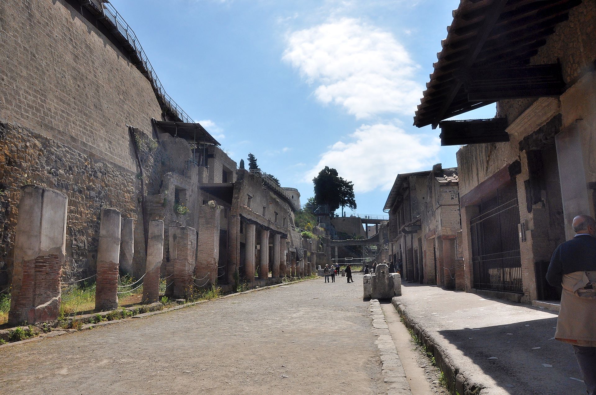 Die Hauptstraße von Herculaneum mit Geschäften und Wohnhäusern