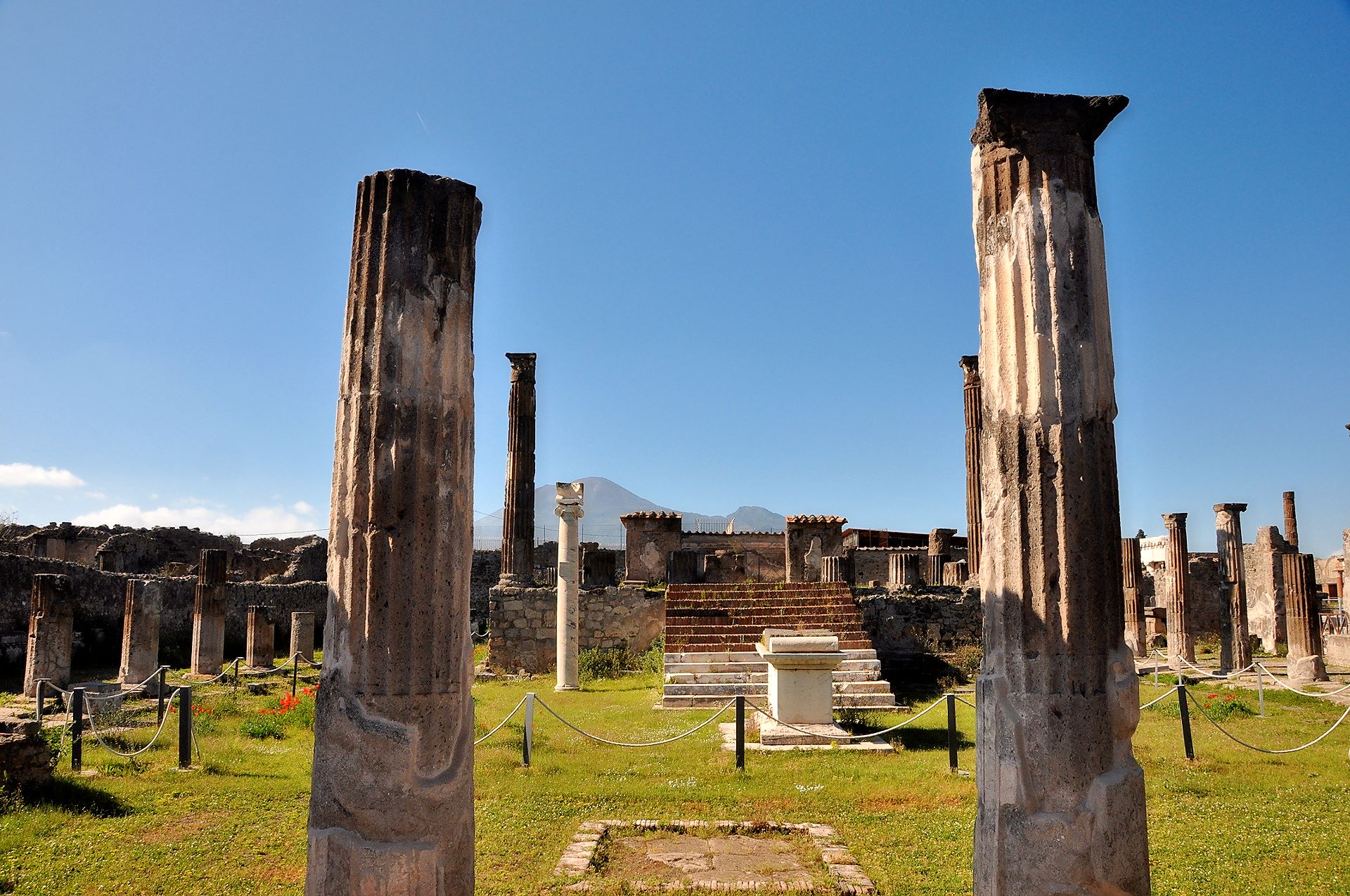 Altar des Apollon-Tempels, dahinter der Vesuv