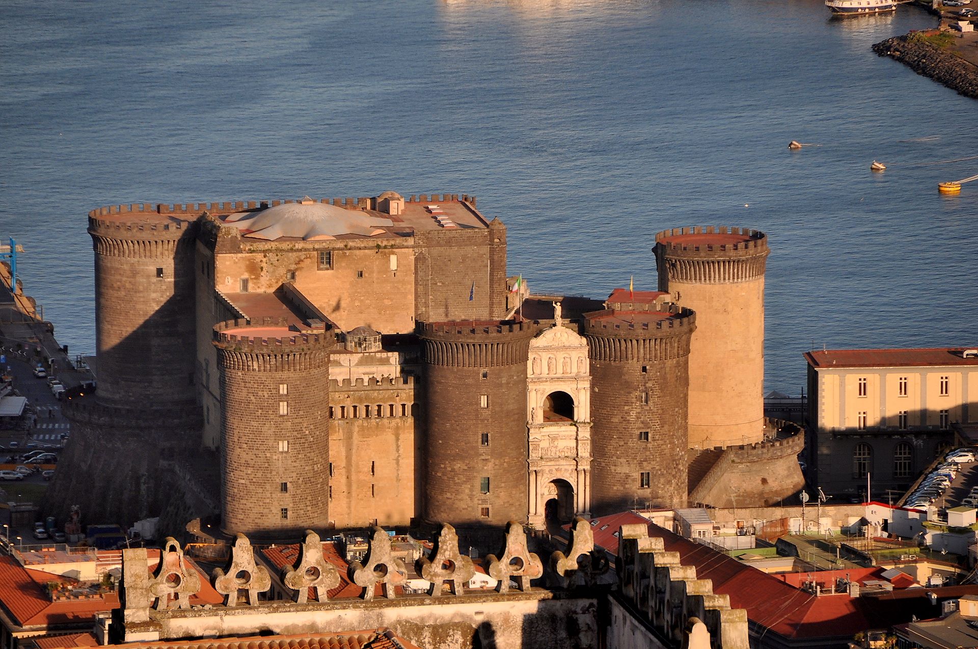 Castel Nuovo vorm Hafen