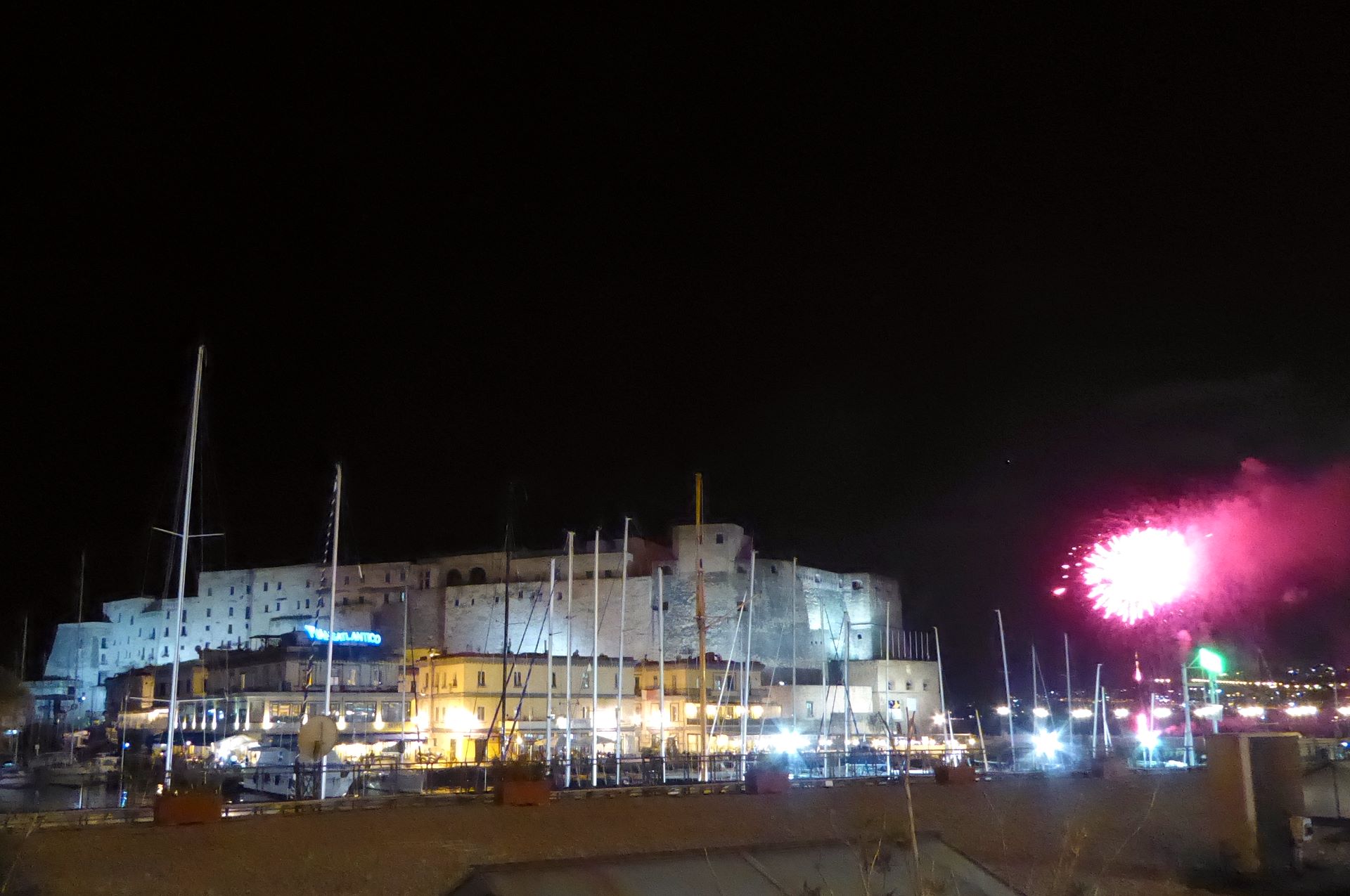 Castel dell’Ovo am Abend sogar mit Feuerwerk