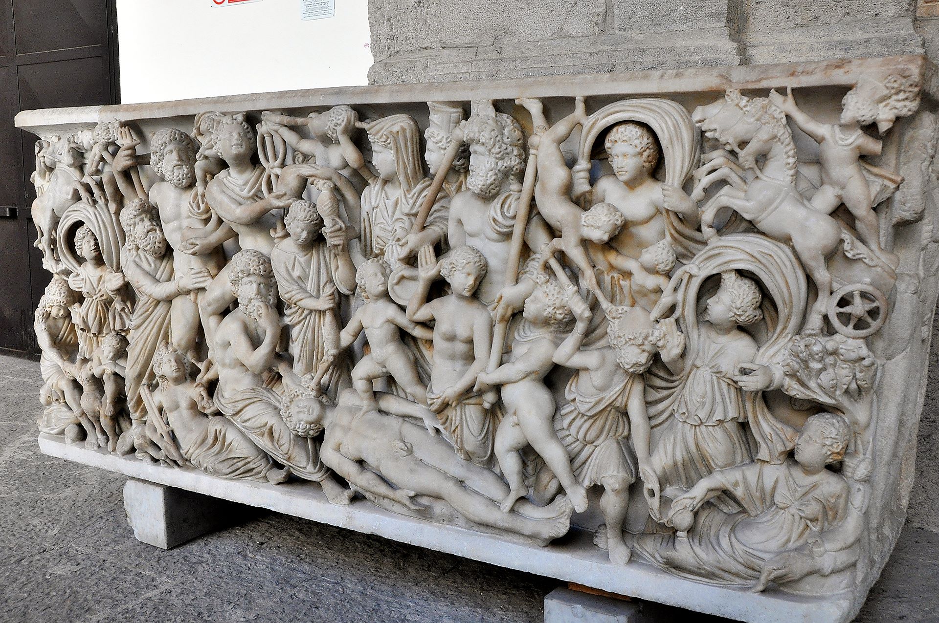 Reichdekorierter römischer Sarkophag im Archäologisches Nationalmuseum