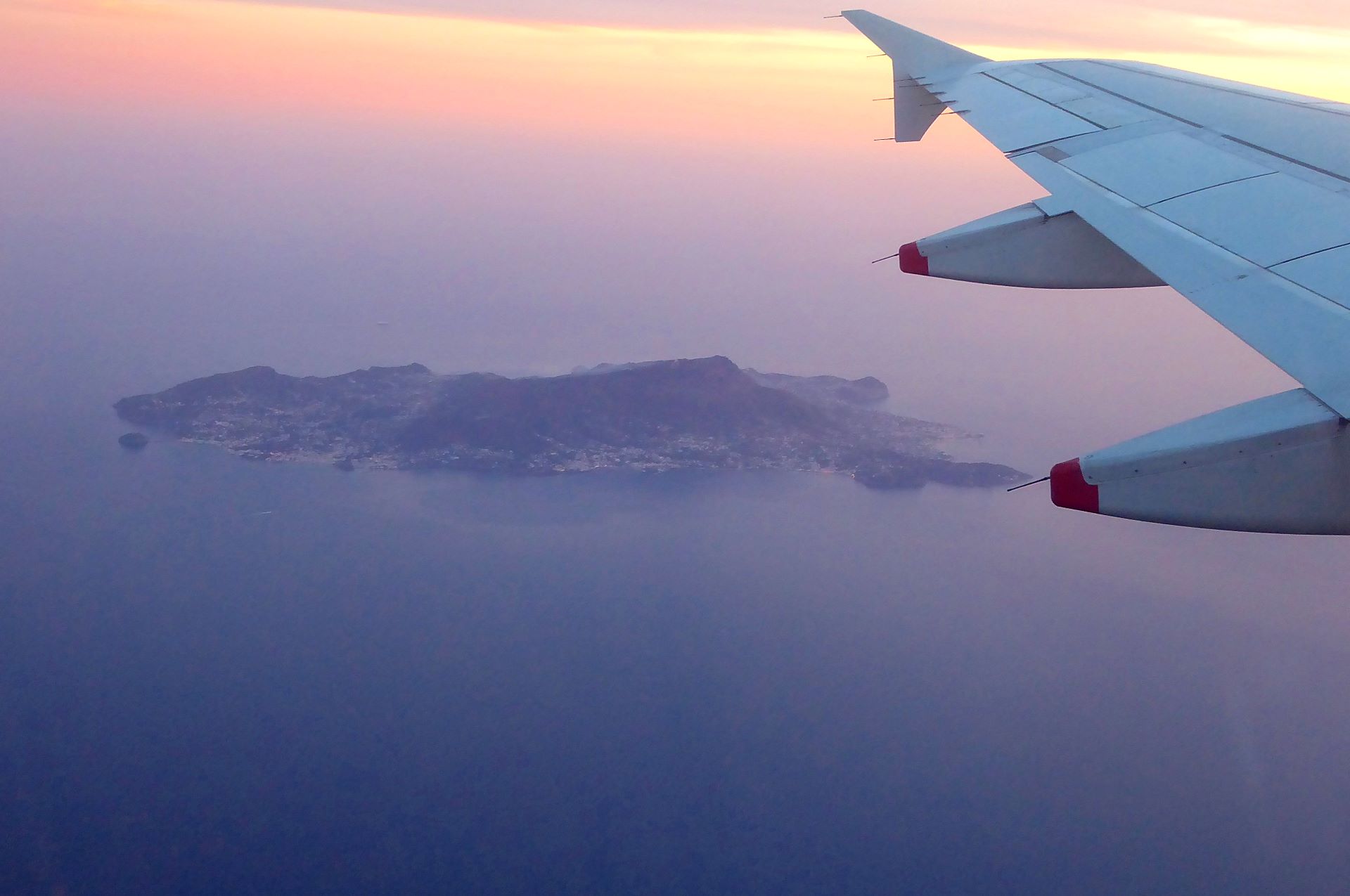 Ein letzter Blick auf die Insel Ischia im Abendlicht beim Heimflug