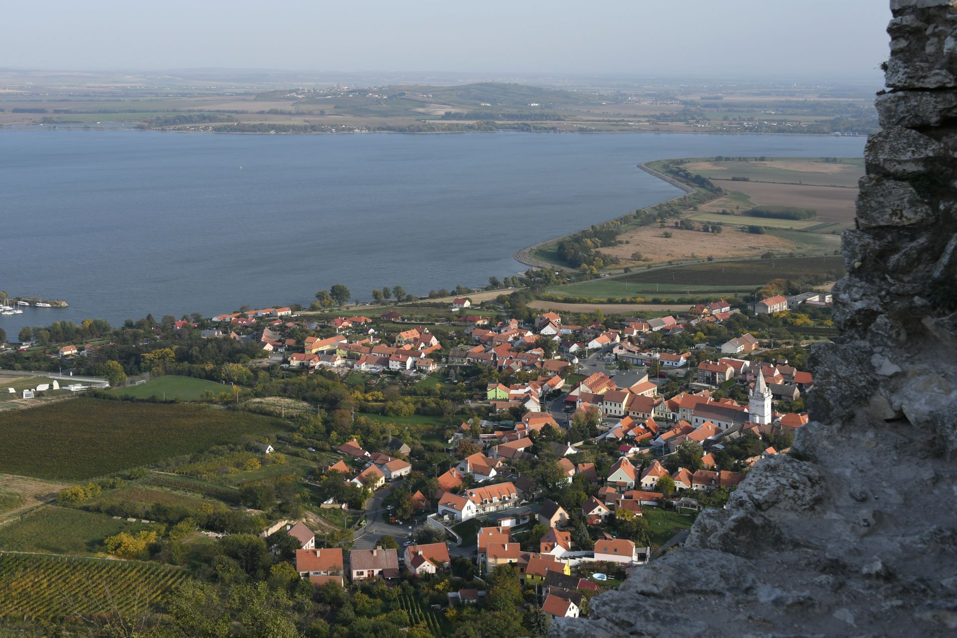 Blick von der Ruine Děvičky (Maidenburg) nach Pavlov